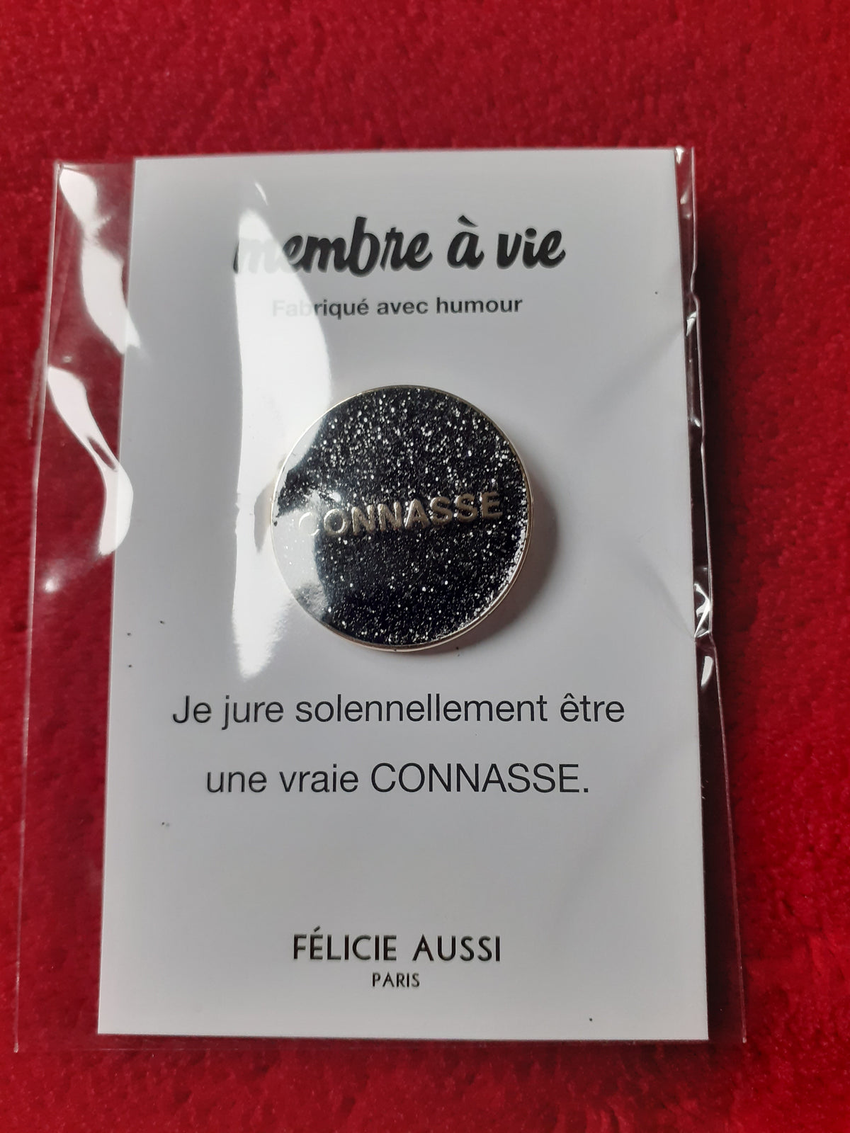 Félicie Aussi - Pin’s à paillettes - CONNASSE - rond anthracite