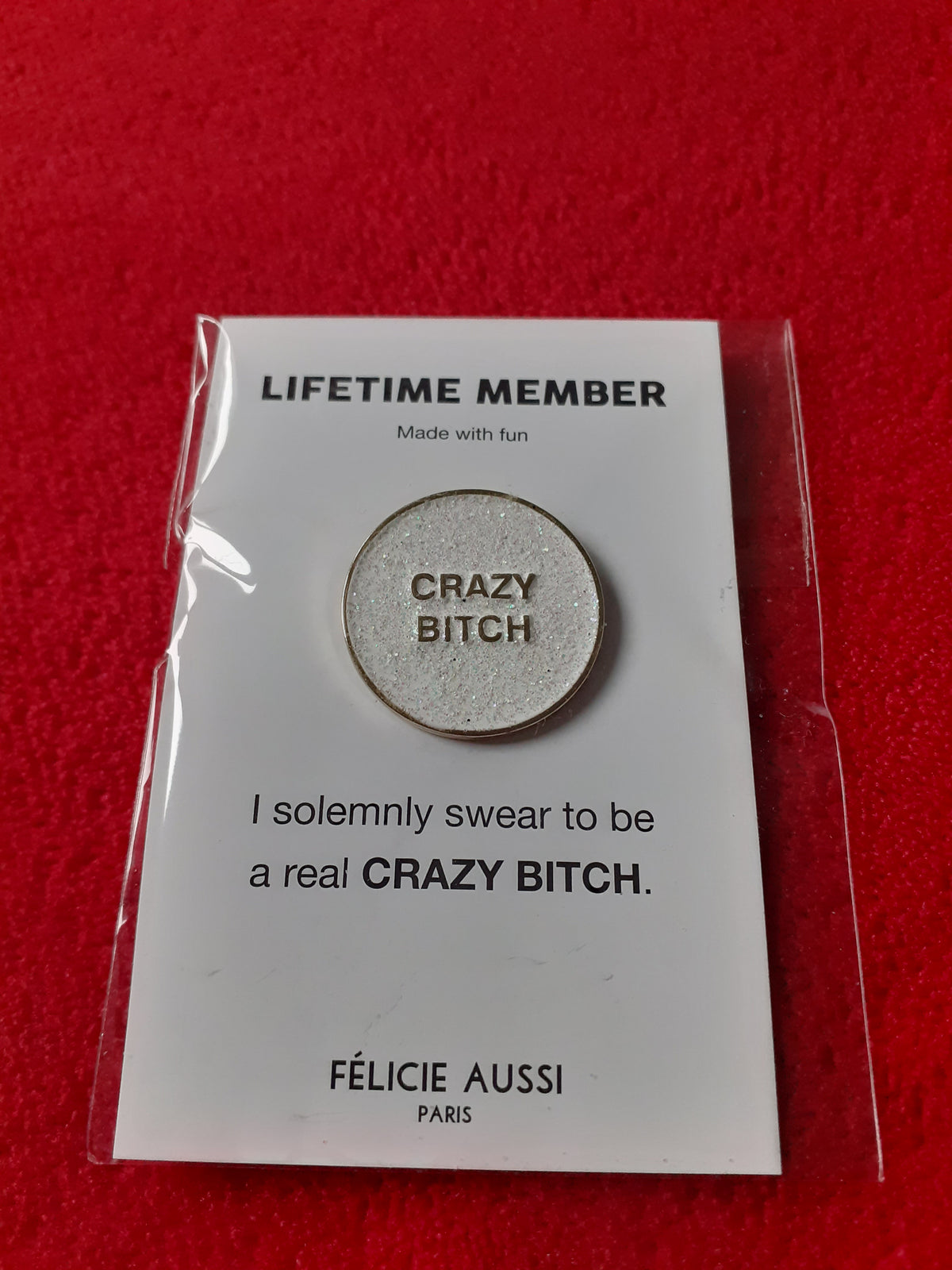 Félicie Aussi - Pin’s à paillettes - CRAZY BITCH - rond blanc