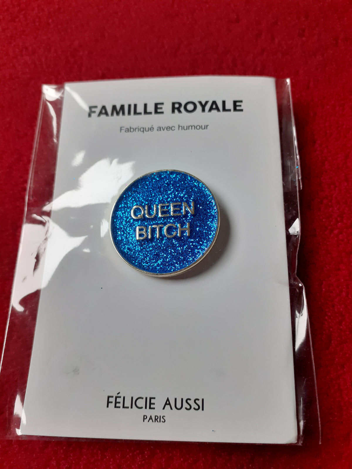 Félicie Aussi - Pin’s à paillettes - QUEEN BITCH - rond bleu