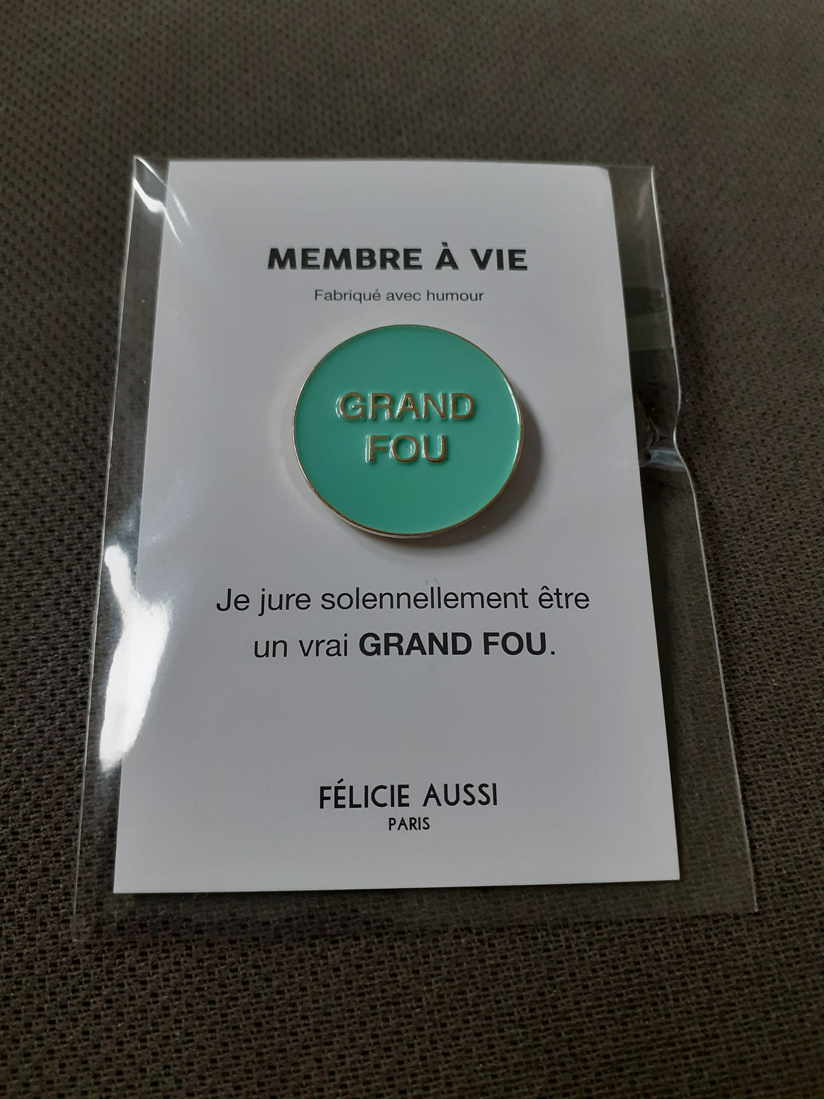 Félicie Aussi - Pin’s – GRAND FOU - rond turquoise
