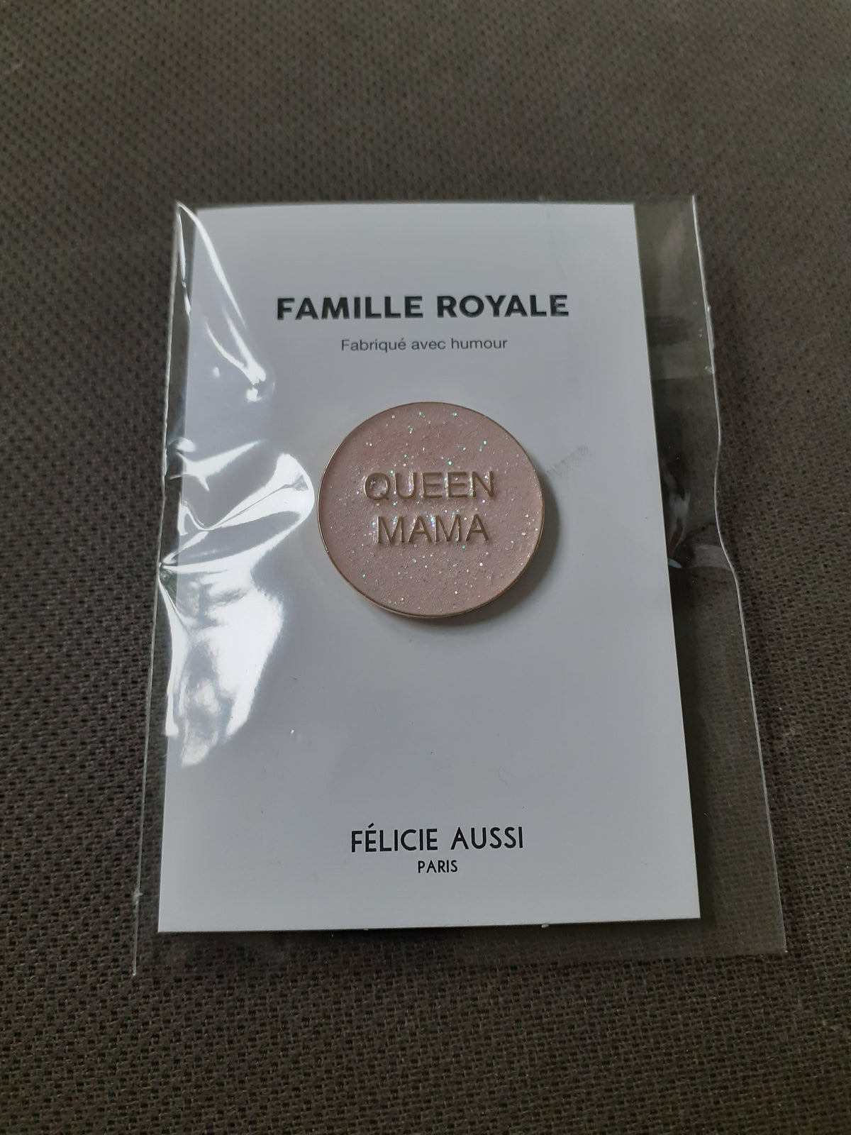 Félicie Aussi - Pin’s à paillettes - QUEEN MAMA - rond rose